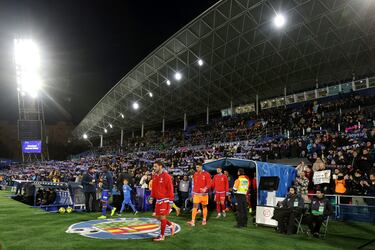 Salida al campo de los dos equipos.