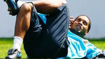 <b>ROTO. </b>Ronaldinho hace ejercicios abdominales, durante un entrenamiento con el Barcelona de hace unas semanas.