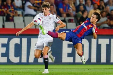 Joao Félix pelea un balón con Juanlu.