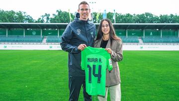 Nuria Rábano posa con la camiseta del Wolfsburgo.