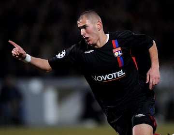 El delantero lion¨¦s ha disputado m¨¢s de 830 partidos repartidos entre el Olympique de Lyon, la Selecci¨®n deFrancia y sobre todo con el Real Madrid donde lleva disputadas 13 temporadas. Adem¨¢s de no haber sido expulsado nunca, llama la atenci¨®n que solo ha recibido 15 tarjetas amarillas en 18 a?os de carrera deportiva.