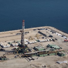 La demanda de petróleo se desborda y la solución es clara: construir una isla artificial en el mar