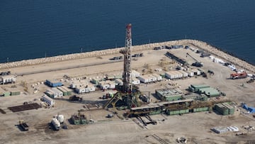 La demanda de petróleo se desborda y la solución es clara: construir una isla artificial en el mar