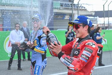 Alex Márquez y Marc Márquez tras finalizar la carrera al esprint. 