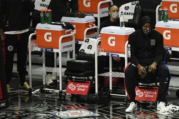 Kawhi Leonard no pudo jugar tras recibir ocho puntos de sutura en la boca el viernes, día en el que salió del partido ante los Nuggets tras un choque con el codo de su compañero de equipo Serge Ibaka.