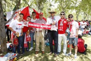 Mucha fiesta y alegría en las instalaciones de la Pradera de San Isidro donde se concentró la afición del Sevilla.