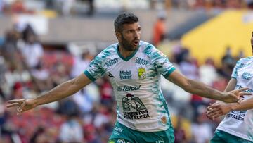 Emmanuel Gigliotti festeja un gol con León