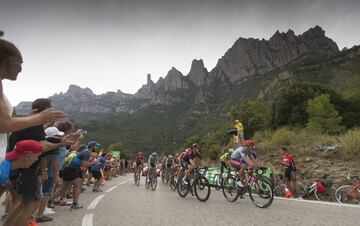 Escapada de 21 corredores a su paso por las montañas de Montserrat durante la 8ª etapa de la Vuelta a España 
