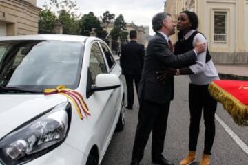 Caterine Ibargüen recibió el carro que el Gobierno le regaló a los medallistas olímpicos.