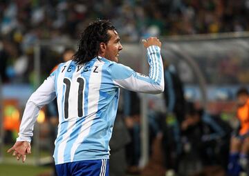 Argentina se volvió en ‘La Bestia Negra’ de México por sus recientes descalabros en etapas trascendentales. En Sudáfrica 2010 el panorama no era alentador. Carlos Tévez fue quien se vistió de ‘villano’ al conseguir dos goles en la derrota de 3-1 sufrida por los dirigidos de Javier Aguirre. El primero de ellos tuvo como cómplice al arbitraje, que no señaló un claro fuera de juego, pero el segundo del ‘Apache’ fue para aplaudirle.