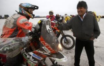 8ª Etapa: Uyuni e Iquique. El presidente de Bolivia, Evo Morales, saluda al piloto chileno Pablo Quintanilla de KTM previo al inicio.