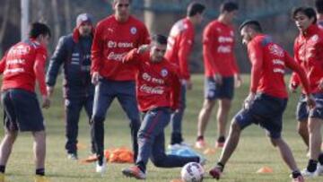 La Roja ensay&oacute; dos formaciones en las que no estuvieron Vidal, S&aacute;nchez ni Medel.