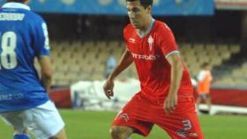 <b>TABLAS. </b>Lago encara a Pablo Redondo en el partido de ayer, que estuvo lleno de goles.