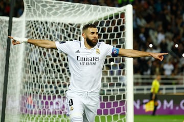 Karim Benzema del Real Madrid celebra su tercer gol.