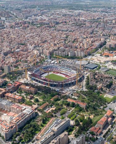 Además, el club blaugrana también está realizando continuamente pruebas lumínicas tanto en el exterior del estadio como en el interior. 