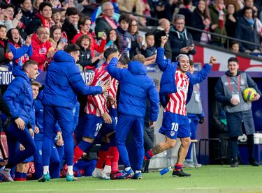 El árbitro Mateu Lahoz tras consultar con el VAR da por bueno el 1-0 de Correa, que fue cambiado y celebró el gol desde el banquillo. 