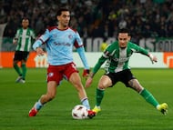 Soccer Football - UEFA Europa League - Real Betis v Feyenoord - Estadio de La Cartuja, Seville, Spain - January 29, 2026 Feyenoord's Oussama Targhalline in action with Real Betis' Antony REUTERS/Marcelo Del Pozo