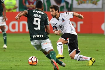 Jorge Valdivia (R) of Chile's Colo-Colo, vies for the ball with Miguel Borja of Brazil's Palmeiras, during their 2018 Copa Libertadores football match held at Allianz Parque stadium, in Sao Paulo, Brazil, on October 3, 2018. (Photo by NELSON ALMEIDA / AFP)