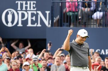 Francesco Molinari celebra su victoria en el Abierto británico de golf tras conseguir un birdie en el hoyo 18.