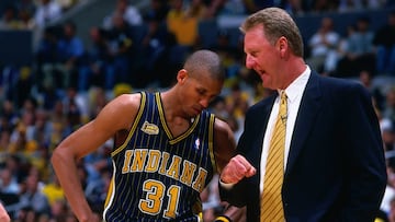 Reggie Miller habla con Larry Bird durante las Finales de la NBA del a&ntilde;o 2000, que enfrentaron a Los &Aacute;ngeles Lakers y a los Indiana Pacers