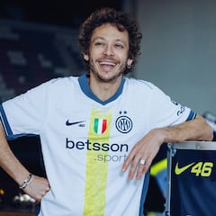 Valentino Rossi posa con equipo especial en memoria de su intermilan.