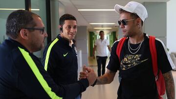 Neymar saluda a miembros del cuerpo t&eacute;cnico de la selecci&oacute;n brasile&ntilde;a en su presentaci&oacute;n en la Granja Comary.