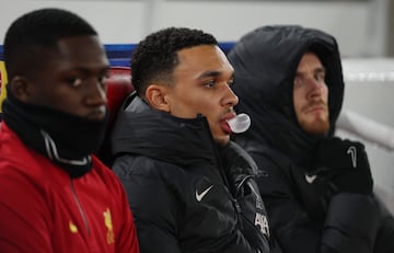 Alexander-Arnold, en el banquillo del Liverpool, la noche frente al Lille.