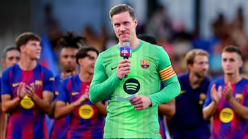 Ter Stegen, en el momento de dar su discurso como capitán a la afición durante el Trofeo Gamper.