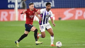 PAMPLONA, SPAIN - MARCH 13: Kike Barja of C.A. Osasuna and Saidy Janko of Real Valladolid battle for the ball during the La Liga Santander match between C.A. Osasuna and Real Valladolid CF at Estadio El Sadar on March 13, 2021 in Pamplona, Spain. Sporting