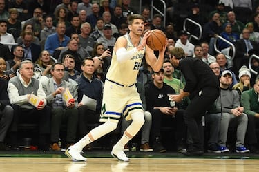 Especialista puro y duro. En los Jazz o los Hawks se convirtió en una institución por su manera de encestar desde fuera, echándose muy hacia delante en el tiro y saliendo bien cuadrado de los bloqueos, y porque metía muchos de sus tiros. Haber metido 2.450 triples con un acierto del 42,8% es algo sólo a la altura de Curry y de, por ahora, nadie más. Llegó a los Cavaliers justo después del Anillo de 2016 y se retiró en los Bucks justo antes de que estos lo ganaran en 2021. De los últimos años es el escolta destinado sólo a los triples, junto a J.J. Redick, con mejor desempeño.