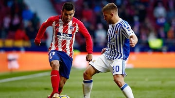 MADRID, SPAIN - DECEMBER 02: Angel Martin Correa (L) of Atletico de Madrid competes for the ball with Kevin Rodrigues (R) of Real Sociedad de Futbol during the La Liga match between Club Atletico Madrid and Real Sociedad de Futbol at Estadio Wanda Metropolitano on December 2, 2017 in Madrid, Spain. (Photo by Gonzalo Arroyo Moreno/Getty Images)