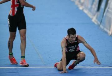 Jonathan Brownlee cae al cruzar la meta.