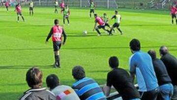 <b>CANTERA DE ENTRENADORES</b> Además de jugadores, la cantera de Mareo es vivero de entrenadores. El primero en dar el salto procedente del filial fue Novoa, quien es el entrenador que más partidos lleva dirigidos en la historia del banquillo gijonés. Desde el filial también dio el salto García Cuervo, quien evitó el descenso del primer equipo en tres ocasiones, Maceda, Redondo, Acebal y Marcelino García. Desde otros estamentos técnicos del club se incorporaron al primer banquillo Ciriaco Cano y Miguel Montes. Otros técnicos que tuvieron un periodo de formación en Mareo y que ahora están en otros equipos son Alejandro Menéndez, Josu Uribe, Javier Vidales y Muñiz. En otros cargos técnicos de despacho, pero forjados en la casa, son Ramiro Solís, Rogelio García, Eloy Olaya y el actual director deportivo Emilio de Dios.