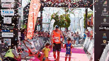 El atleta Andreu Simón celebra su victoria en la prueba masculina del Ibiza Trail Maratón.
