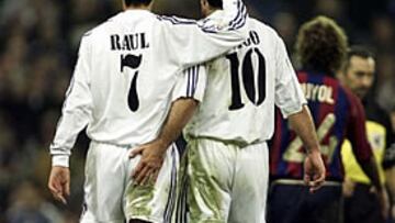 <b>AMIGOS</b>. Figo consiguió el FIFA World Player en 2001 y le hubiera gustado que fuera Raúl el que lo consiguiera este año.