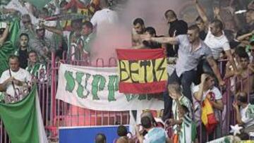 <b>Otra 'marcha verde' en el Helmántico</b> No serán los ocho mil que acompañaron al Betis a finales de la pasada temporada, pero sí habrá una buena cifra de béticos en las gradas de El Helmántico esta tarde, mucha gente que ayer se cogió su coche y subió la Ruta de la Plata. Entre 1.500 y 2.000 verdiblancos componen la enésima marcha verde, otra vez hacia Salamanca.