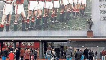 <b>PLACA EN OLD TRAFFORD. </b>El club guarda la memoria de los fallecidos en Múnich en su estadio.