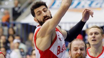 GRAF1838. BURGOS, 19/11/2017.- El ala- pívot gerogiano del Baskonia Tornike Shengelia (i) lucha un balón con el base austríaco del Burgos Thomas Schreiner (i) durante el partido correspondiente a la novena jornada de la Liga Endesa disputado hoy en el Coliseum Burgos. EFE/Santi Otero