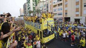 El Cádiz celebra el ascenso a Segunda junto a su afición