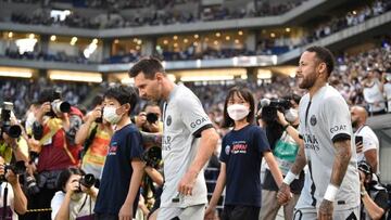 Paris Saint-Germain's Argentinian forward Lionel Messi (C) and Brazilian forward Neymar (R) attend PSG's Japan Tour football match against Gamba Osaka at Suita stadium in Osaka on July 25, 2022. (Photo by Kazuhiro NOGI / AFP) (Photo by KAZUHIRO NOGI/AFP via Getty Images)