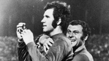 <b>FELICITADO. </b>Osgood con Weller, tras marcar al Madrid en 1971.