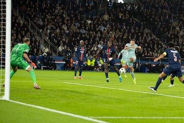 1-1. Latigazo con la derecha de Guliano Simeone que desvía Gianluigi Donnarumma, el balón le llega a Nahuel Molina que 
empalma con la derecha para superar al portero italiano.