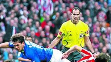 <b>NADA POR PERDIDO. </b>Los rojiblancos, como Gurpegi y Javi Martínez en su disputa por el balón, creyeron en todo momento en la remontada.