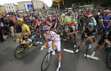 Thibaut Pinot espera el inicio de la etapa.