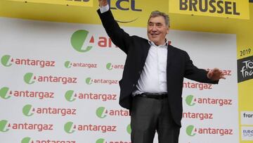 Eddy Merckx, en el podio del Tour de Francia.