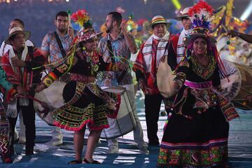 En la ceremonia de inauguración de la Copa América, cada país está representado, no solo por los trajes típicos, sino por un niño con el uniforme de cada selección. Ha sido un espectáculo lleno de luces y donde los niños fueron los protagonistas.