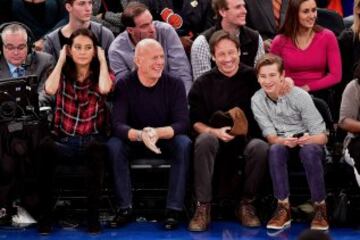 Emma Heming Willis, Bruce Willis, David Duchovny y Kyd Miller Duchovny  asisten en el Madison al New York Knicks-Cleveland Cavaliers.