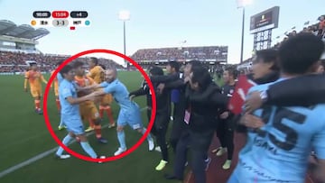 Podolski la lía e Iniesta saca hasta a 3 compañeros de la pelea