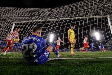 El jugador del Getafe, Domingos Duarte, se lamenta del gol en propia puerta. 
 
