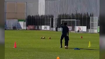 Cuadrado en entreno hace un caño a larga distancia